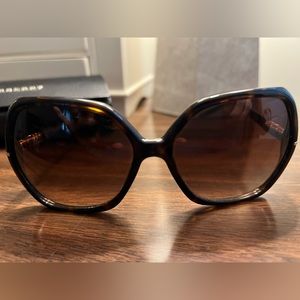 Burberry B4107 3002/12 almost new sunglasses with case